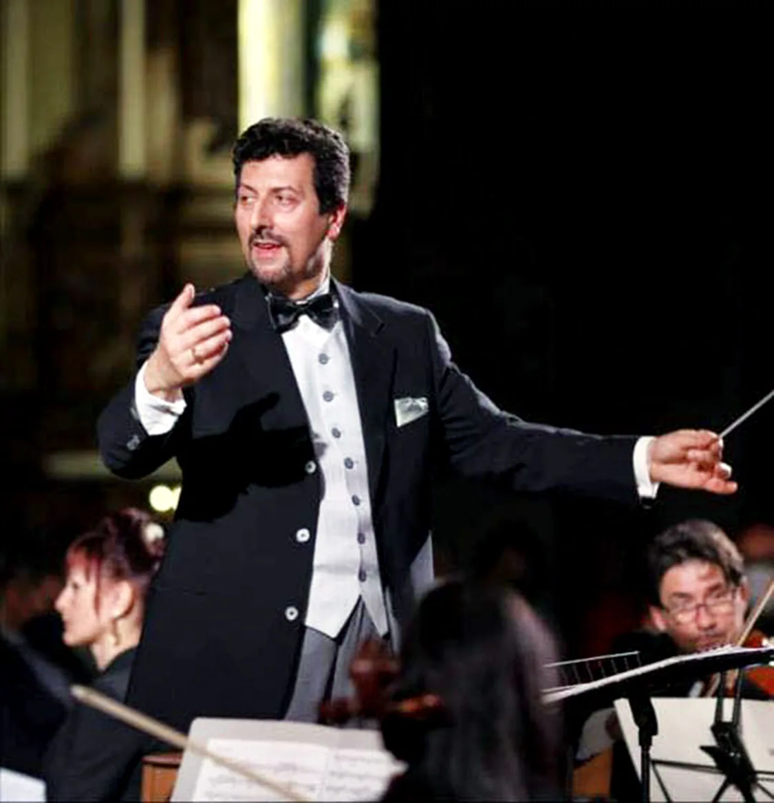 Il M° Gianmario Cavallaro dirige in frac