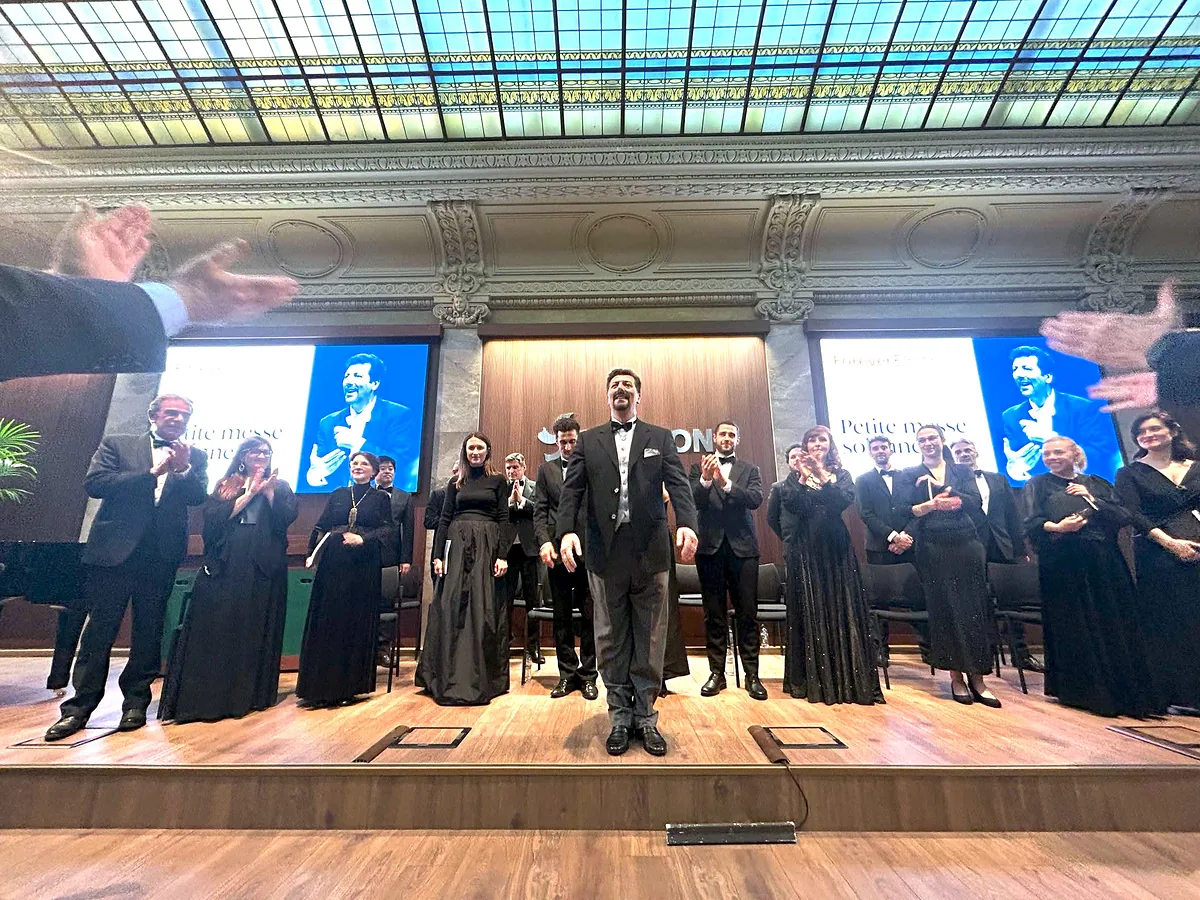 Il coro sul palco sotto il lucernario di Palazzo Edison, durante gli applausi