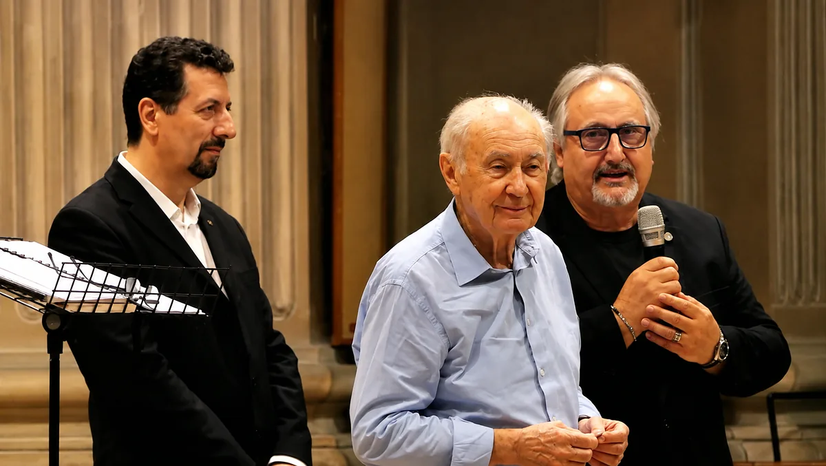 Il M° Cavallaro, il M° Casoni e il Presidente Rabozzi al microfono, al termine del concerto di Robecco