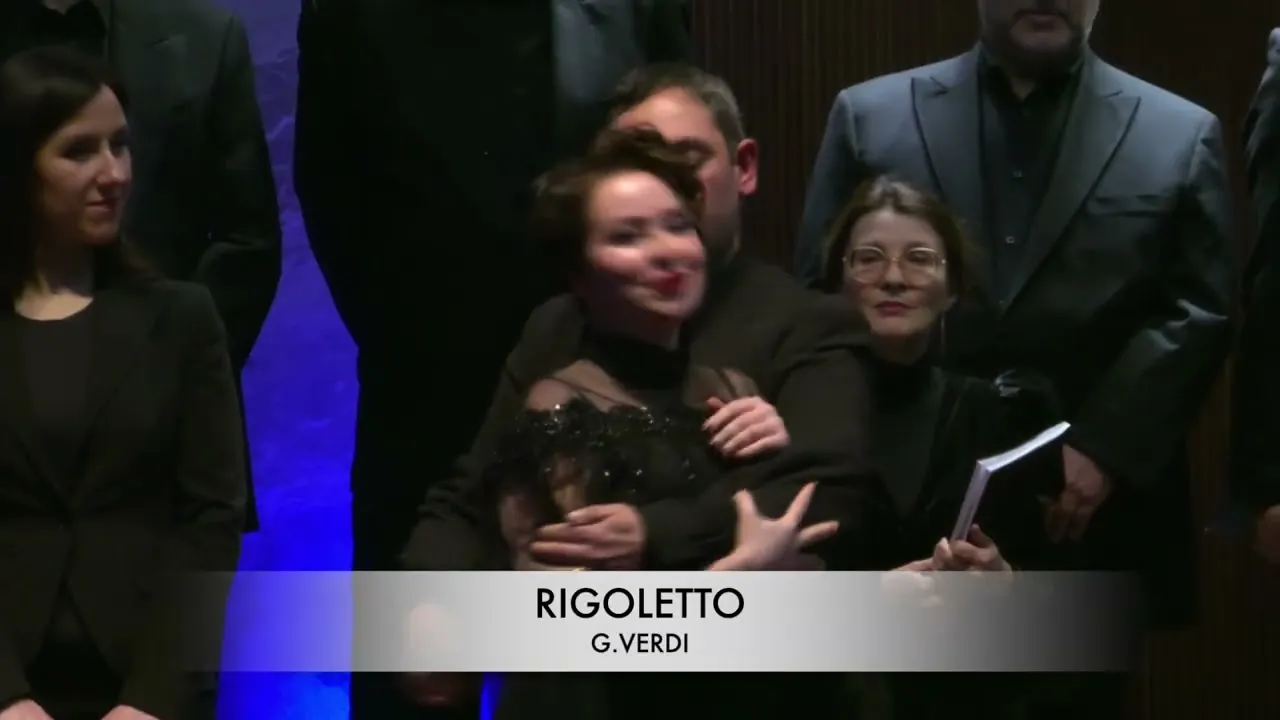 Artisti del coro durante il concerto lirico, in una scena dal Rigoletto di Verdi