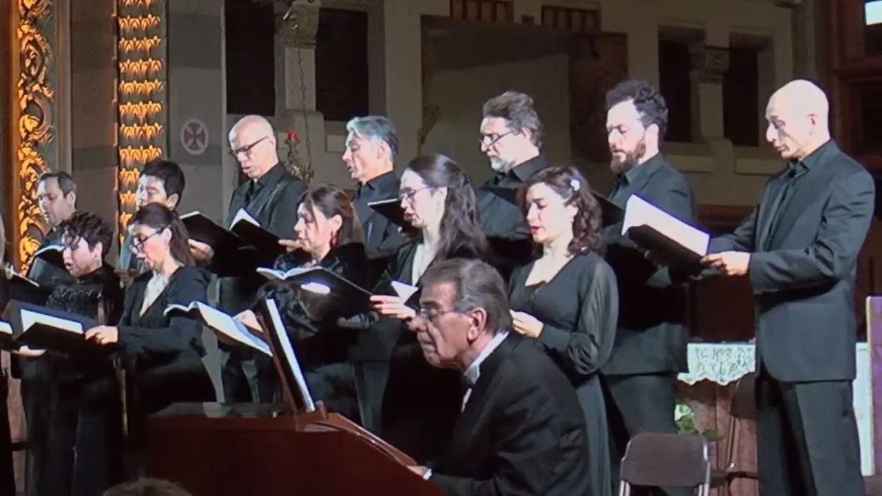 Il coro canta il Kyrie della Petite Messe Solennelle in una chiesa con colonne dorate